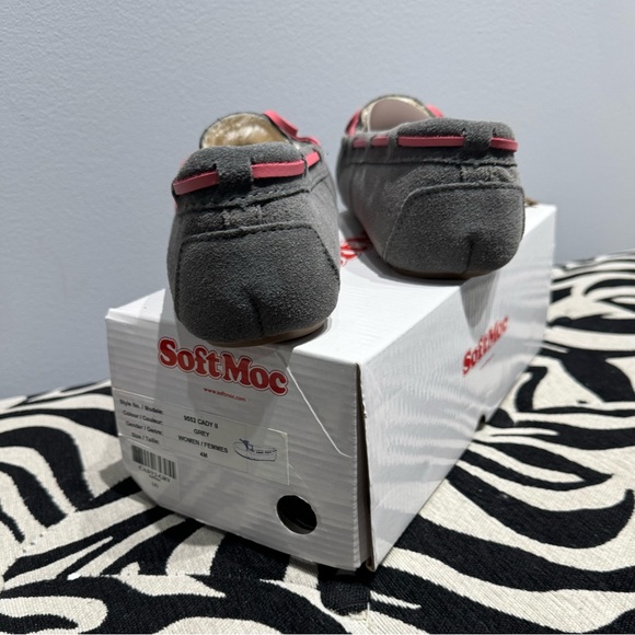 Soft moc moccasins in size 4 in box new never worn . - Picture 3 of 5